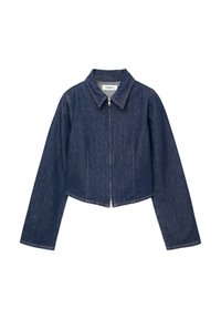 Giacca di jeans cropped con chiusura a zip, colore blu scuro, colletto, maniche lunghe e dettagli di cucitura visibili.