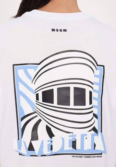 T-shirt en coton blanc avec un design graphique comportant des éléments noirs et bleus, incluant un casque stylisé et le texte en gras "LAVETTA."