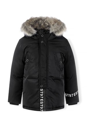 Schwarzer Winterparka mit abnehmbarer Kapuze aus grauem Kunstpelz, vorderen Klappentaschen und weißem "ST97 EST" Text am Saum und an den Ärmelbündchen.