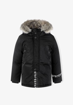 Sort vinterparka med aftagelig grå imiteret pels på hætten, forlommer med trykknapper og hvid "ST97 EST" tekst på kant og ærmekanter.