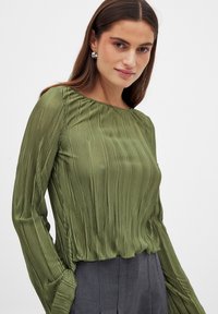 LANGÄRMELIGES  MIT SCHNÜRUNG HINTEN - Blusa - olive green