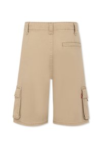 Shorts cargo beige realizzati in tessuto resistente. Presentano tasche laterali con pattine, una tasca posteriore e un taglio dritto. Dettagli cuciti lungo le cuciture.