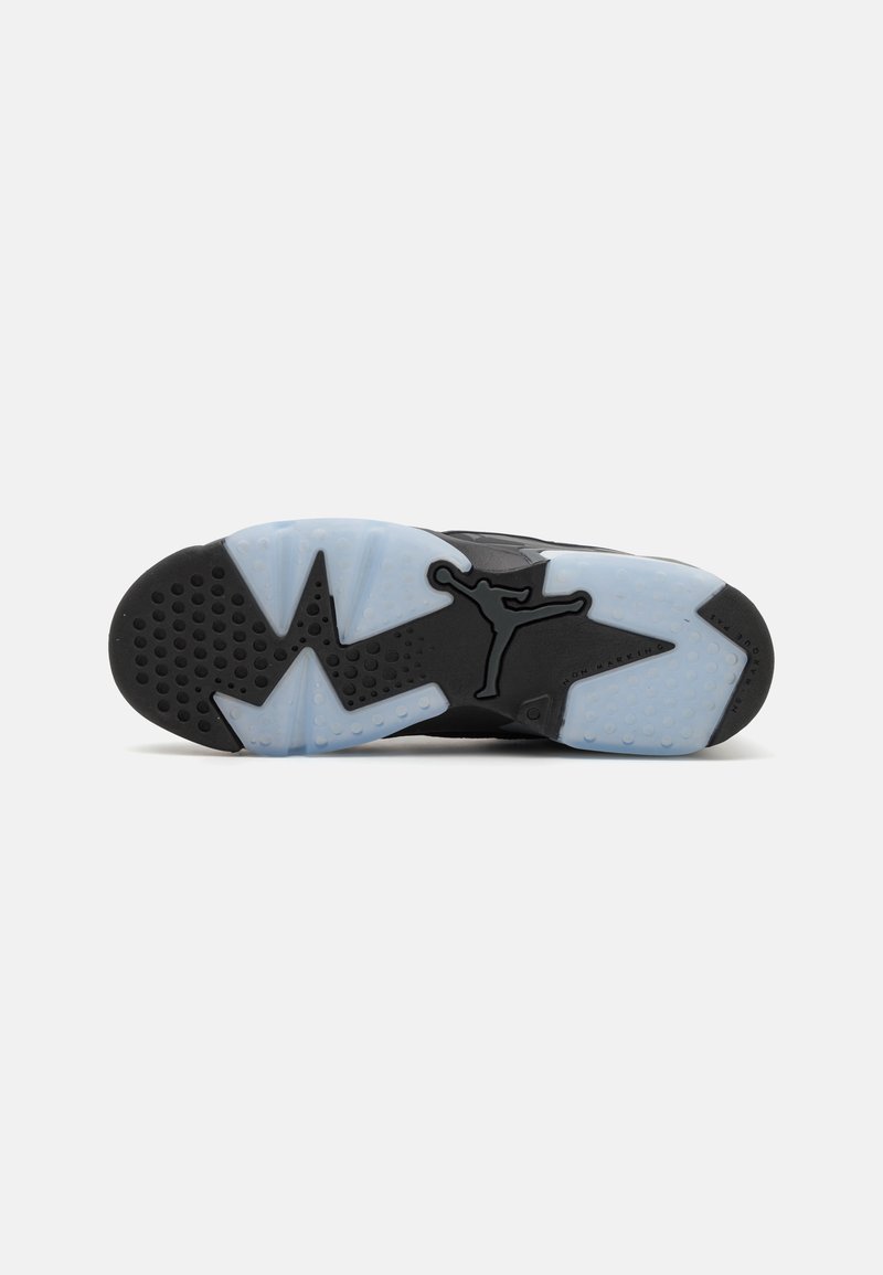 Semelle noire de sneaker avec une semelle intermédiaire bleu glacé. Comprend un motif en caoutchouc noir texturé et un logo Jumpman au centre.