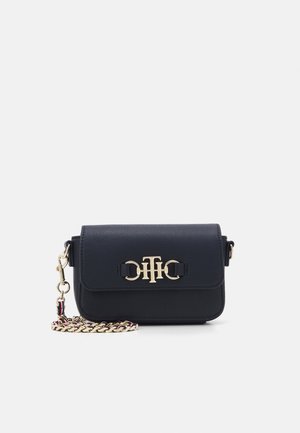 Czarna skórzana torba crossbody z paskiem na łańcuszku w złotym kolorze oraz ozdobnym złotym logo na przedniej klapie.