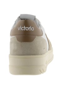 Baskets blanches avec des accents en daim beige et un talon texturé beige. Dispose d'un logo "victoria" brodé. Semelle en caoutchouc avec traction.