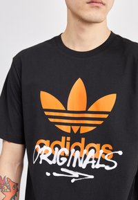 adidas Originals STREET - T-shirt con stampa - black