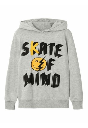 Lys grå hættetrøje med teksten "SKATE OF MIND" i sort og gul, med en gul smilende ansigt, hvor det ene øje er et "X", og en lynbolt.