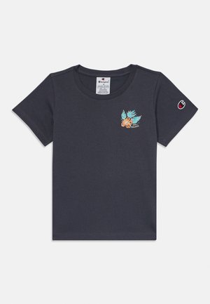 Dunkelgraues T-Shirt mit kurzen Ärmeln aus Baumwolle. Mit einem bunten Grafikdruck einer Pflanze und einem Logo-Patch am Ärmel. Klassisches Rundhals-Design.