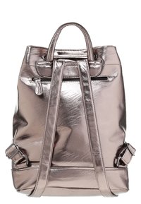 Metalen roségouden rugzak met een gladde textuur, dubbele schouderbanden, een handvat aan de bovenkant en een ritsvak aan de achterkant voor extra functionaliteit.