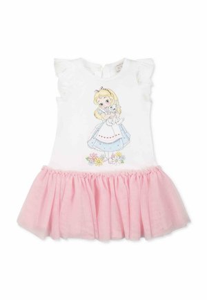 Robe blanche avec des manches courtes froncées, présentant un personnage imprimé sur le corsage et une jupe en tulle rose avec des détails floraux à la taille.