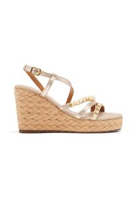 Sandale compensée avec un talon en jute tissé, des brides en cuir doré clair et une semelle intérieure beige. Elle est dotée d'une sangle de cheville réglable et d'accents décoratifs.