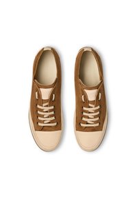 Sneaker in camoscio marrone con punta in gomma color crema, lacci beige e occhietti neri. Presenta un logo impresso sulla linguetta e una fodera interna liscia.