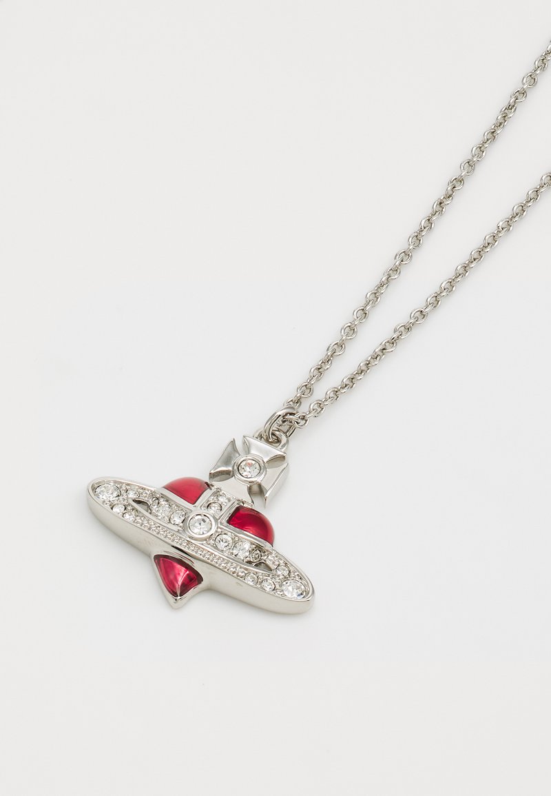Collier en argent avec un pendentif en forme de cœur, orné d'émail rouge et de cristaux transparents scintillants ; détails délicats et finition lisse.