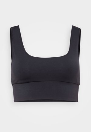 Svart sportsbra med firkantet halsutskjæring, brede stropper, glatt tekstur og en tettsittende design, egnet for aktiv bruk.
