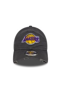 Reguleeritav must müts, millel on kulunud välimus. Esiküljel on kirjadega "Los Angeles Lakers" logo lilla ja kollase värviga.