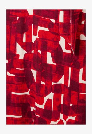 Motivo geometrico astratto rosso e marrone su tessuto con forme rettangolari e ovali sovrapposte su sfondo bianco.