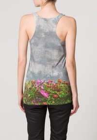 Top grigio in cotone con stampato floreale sull'orlo, caratterizzato da fiori colorati e fogliame verde, abbinato a una trama di tessuto liscia.