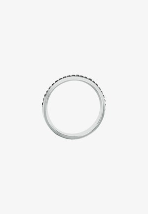 Zilveren ring met een gladde band en een gestructureerde rand, voorzien van een geschulpte patroon rond de omtrek, gepolijste afwerking.