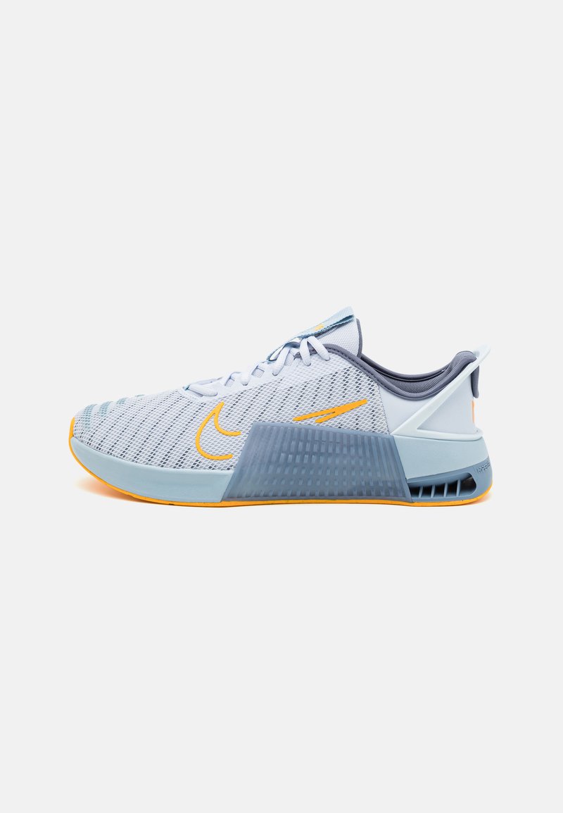Nike Performance METCON 9 FLYEASE - Scarpe da allenamento - football grey/sundial/light armory blue/ashen slate/light carbon