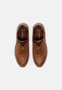 Baskets en cuir marron avec une tige texturée, une fermeture à lacets et un détail de zip latéral. Accentué par une semelle élégante et des coutures contrastantes. Taille 37.