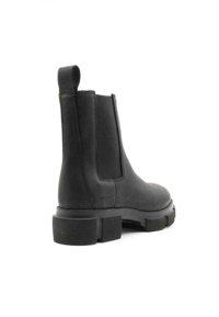 Botas Chelsea de cuero negro con paneles laterales elásticos, puntera redondeada, suela de goma gruesa y lengüeta en la parte trasera para un fácil calzado.