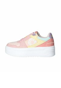 Sneaker platform con pannelli nei toni pastello di rosa, giallo e blu. Presenta dettagli perforati, suola in gomma bianca e logo circolare.