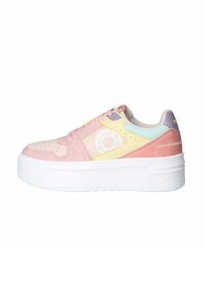 Sneaker platform con pannelli nei toni pastello di rosa, giallo e blu. Presenta dettagli perforati, suola in gomma bianca e logo circolare.