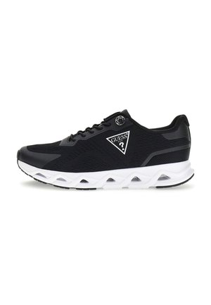 Baskets athlétiques noires avec semelle blanche, design à lacets et logo Guess sur le côté, vues de profil droit sur fond blanc.