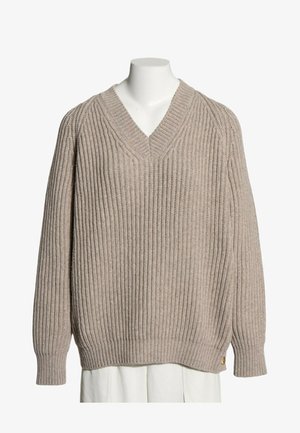 Jersey de punto beige con cuello en V y textura acanalada, exhibido en un torso de maniquí blanco sobre un fondo blanco.