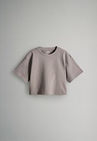 Graues Kurzarm-T-Shirt, Cropped-Design, aus weichem Stoff mit rundem Ausschnitt und ohne sichtbare Muster oder Hardware-Details.