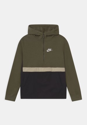 Sweat à capuche Nike avec demi-fermeture éclair, haut vert olive, bande beige et partie inférieure noire, avec poche kangourou frontale et logo blanc.