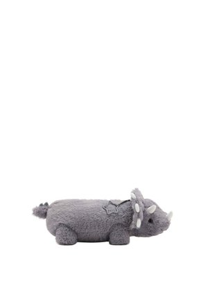 Jouet triceratops en peluche gris allongé sur le côté avec détail d’étoile cousue et cornes et queue en tissu doux sur fond blanc.