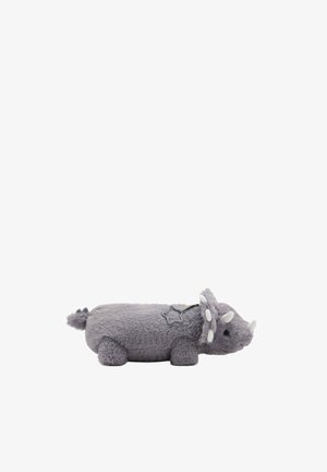 Jouet triceratops en peluche gris allongé sur le côté avec détail d’étoile cousue et cornes et queue en tissu doux sur fond blanc.