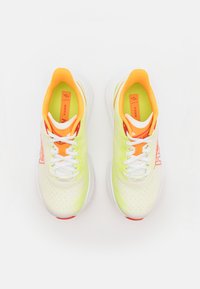HOKA MACH 6 - Silniční běžecké boty - white/lettuce