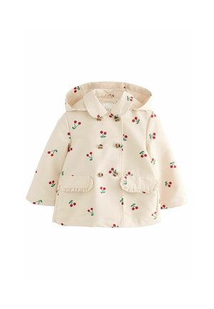 Jasnoróżowa kurtka dla malucha z kapturem, zapięciem na podwójne guziki, przednimi kieszeniami z falbankami i wzorem z wiśniami.