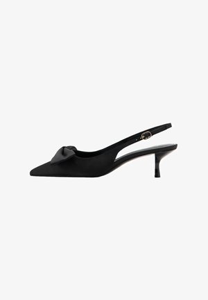 Decolleté nero con punta a punta, tacco kitten e cinturino slingback con dettaglio a fiocco sulla parte anteriore e fibbia regolabile dorata.