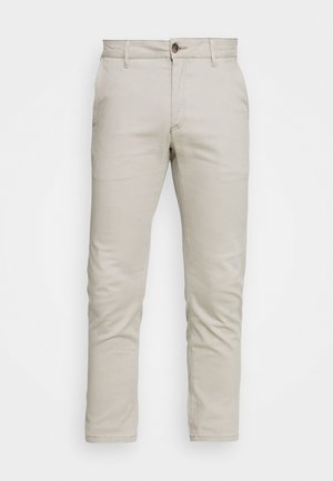 Chinos beige con diseño de pierna recta, fabricados en una mezcla de algodón. Incluyen cierre frontal con botón y bolsillos laterales. Textura suave.