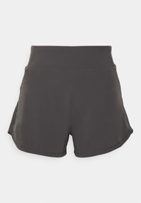 Pantalones cortos deportivos de color gris oscuro con una cinturilla ancha, textura suave y un diseño de dobladillo acampanado para mayor libertad de movimiento. Sin patrones visibles ni herrajes.