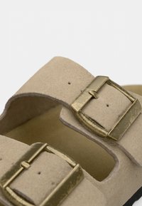 Pier One LEATHER UNISEX - Papucsszandálok - beige