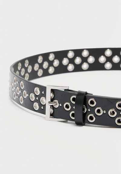 Μαύρη δερμάτινη ζώνη με ασημένια κουμπώματα και τετράγωνη ασημένια αγκράφα σε λευκό φόντο.