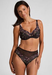 Schwarzer Spitzen-BH und hochgeschnittene Panty, die mit mehrfarbiger Blumenstickerei, weichem Mesh-Stoff, gewellten Kanten und einem zentralen Schleifendetail ausgestattet sind.