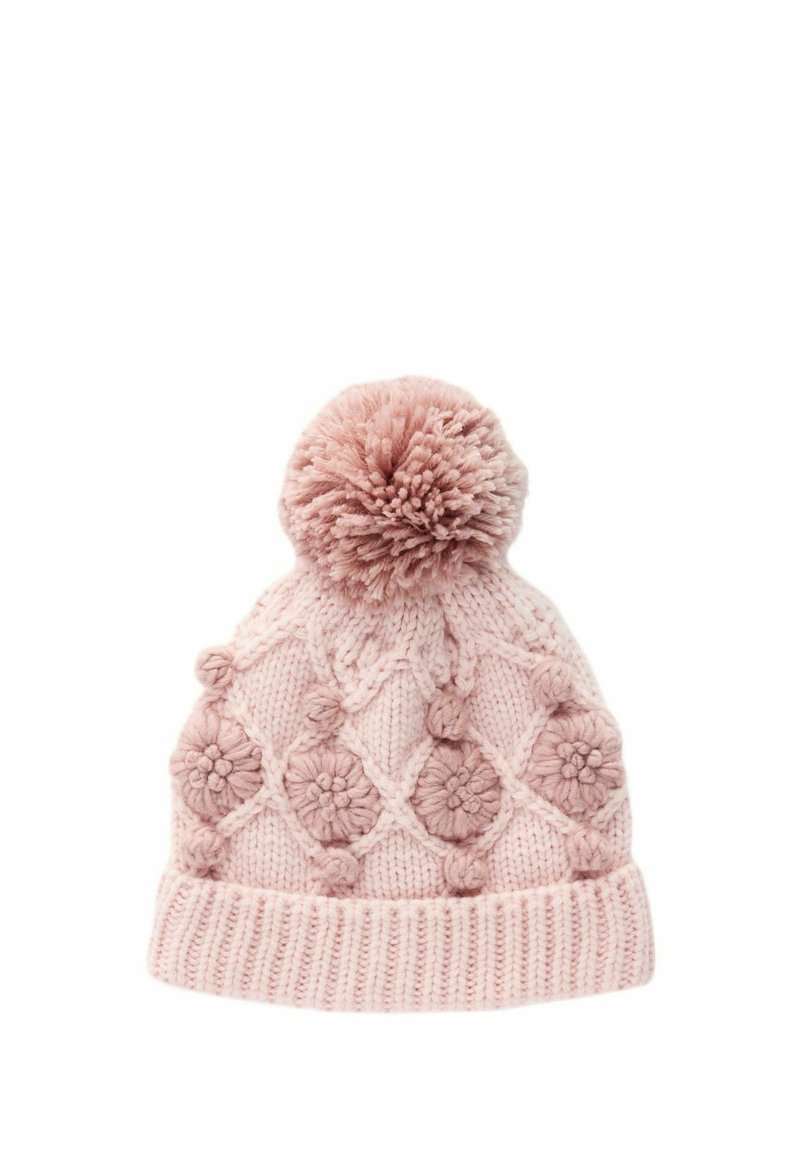 Gestrickte rosa Mütze mit einem strukturierten Muster, das florale Akzente und einen flauschigen Bommel oben hat. Weiches, gemütliches Material.