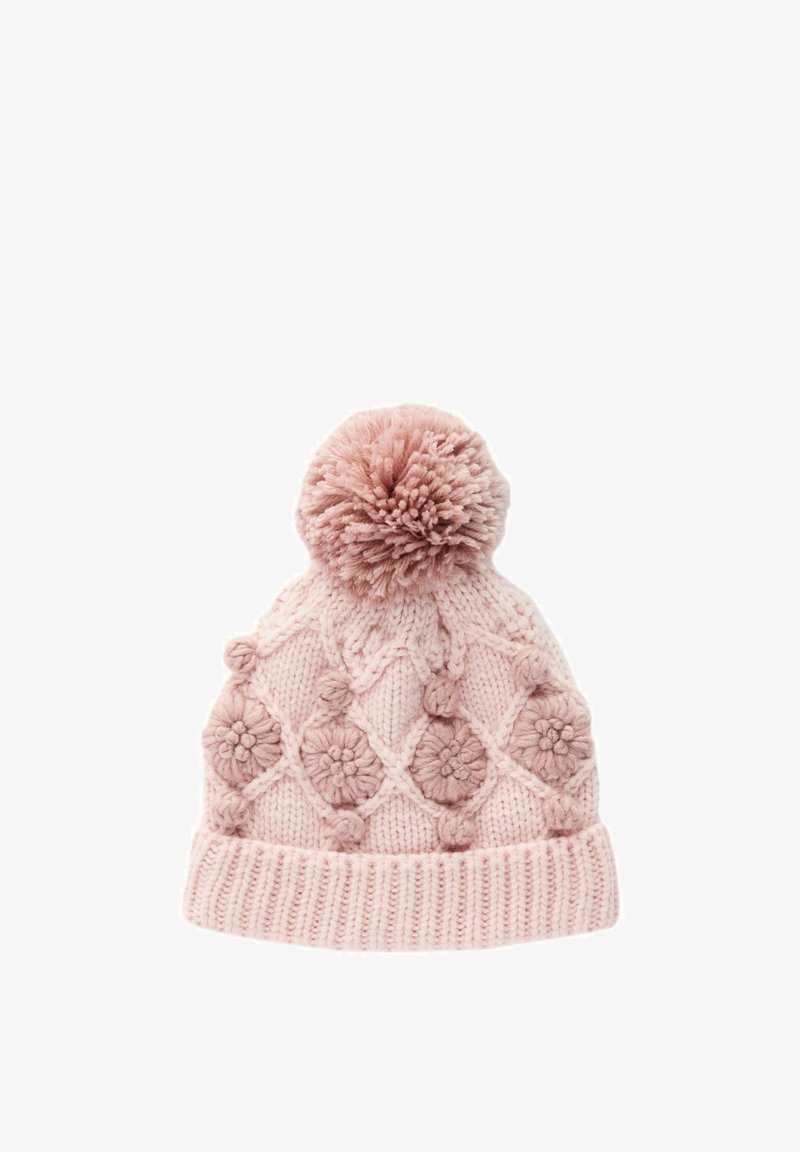 Różowa dziana czapka z teksturowanym wzorem, z kwiatowymi akcentami i puszystym pomponem na górze. Miękki, przytulny materiał.