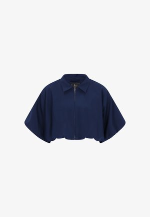 Granatowa krótka kurtka z szerokimi rękawami typu nietoperz, przednim zamkiem błyskawicznym i klasycznym kołnierzem na białym tle.