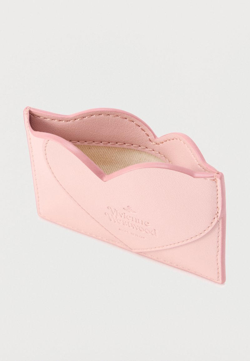 Lyserød læderkortholder med bølget kantdesign, der har præget logodetalje og blødt indre for.