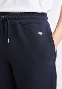 GANT SHIELD  - Träningsbyxor - evening blue