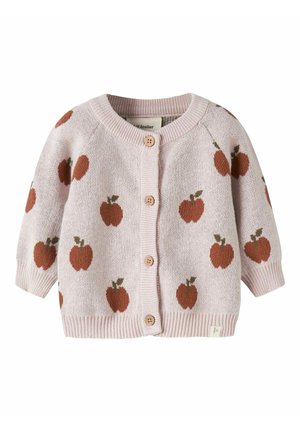 Cardigan bébé tricoté rose clair avec motifs de pommes marron et quatre boutons en bois sur le devant.