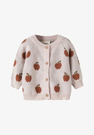 Cardigan bébé tricoté rose clair avec motifs de pommes marron et quatre boutons en bois sur le devant.