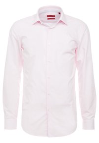 Camisa de manga larga color rosa claro con cuello abotonado. Presenta una tela sutilmente texturizada y un interior del cuello con un patrón contrastante.