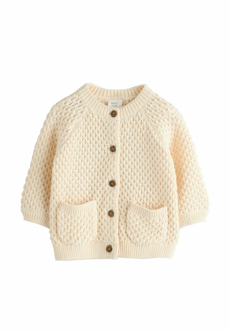 Strickjacke für Babys in Cremetönen, mit einem strukturierten Muster, runder Ausschnitt, vier braunen Knöpfen und zwei vorderen Taschen.